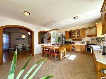 Exkluzívne bývanie na troch poschodiach s veľkou záhradou a  - 5