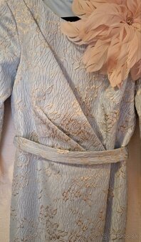 Svetlomodré šaty s ružovými doplnkami Matilde Cano - 5