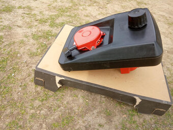 benzínová nádrž, chladiaci plech a štartér na Vari - 5