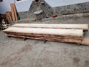 Predám suché smrekové fošne dĺžka 4m šírka 50-60 cm . fošne - 5