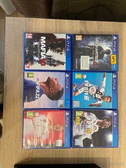 Predám PS 4 pro - 5