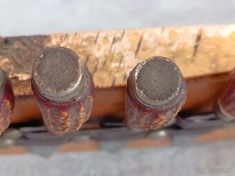 6ks malých nožíku na dřevěné podložce na zavěšení - 5