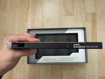 AMD Radeon PRO W7500 8 GB - 5