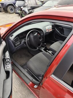 Hyundai Elantra 1.6i - 5