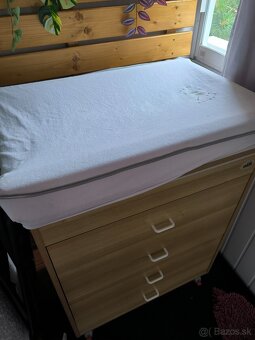 Skrinka s prebaľovacím pultom a vaničkou - 5
