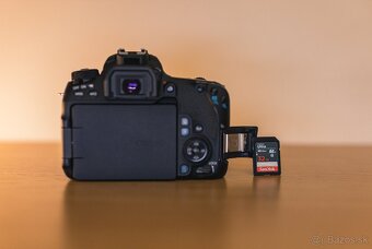 Canon EOS 77D - 5
