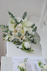 Svadobná kytica s pierkom pre ženícha, greenery štýl - 5