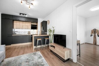 NA PRENÁJOM; Fenomenálny 2,5-izbový apartmán s garážovým stá - 5