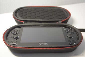 PS VITA OLED (PCH 1004) – Cracknutá + Púzdro + Nabíjačka
- 5