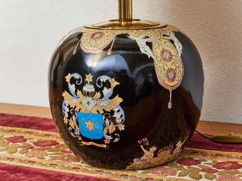 Starožitná stolní lampa s erbem a putti - 5