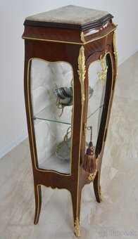 Zámecká vitrína zdobená bronzem - 5