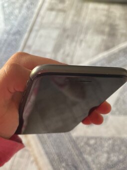 Predám iPhone 8 - 5