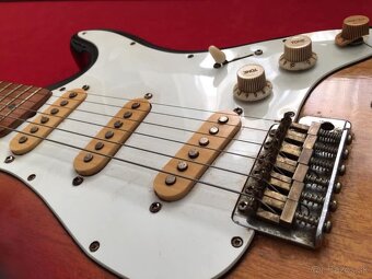 Vintage elektrická gitara typu Stratocaster - 5