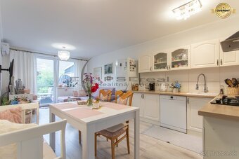 NA PREDAJ pekný, štýlový 3-izbový rodinný dom v Lábe - 5