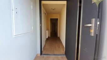 Na predaj ZREKONŠTRUOVANÝ 2-izbový byt s dvorom a GARÁŽOU v - 5