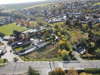 Priestranný stavebný pozemok v pokojnej obci Budmerice - 5