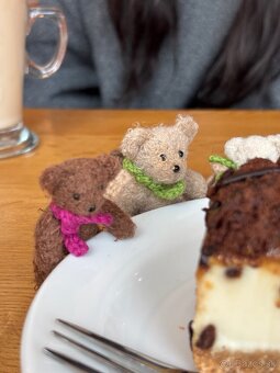 Háčkovaný medvedík (handmade) uložený v malej taštičke - 5