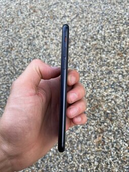 iPhone SE 2020 - baterie 100% - 5