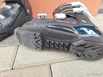 detské lyžiarky a prilba - 5