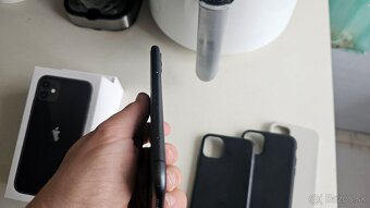 Apple iPhone 11 black 128GB - nová batéria - 5