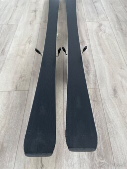 Lyže Atomic 157cm a palice - 5