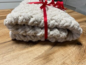 Háčkovaná svetlohnedá (kapučínová) deka z jemnej eco vlny - 5