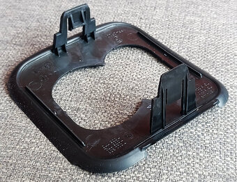 kryt zásuvky nabíjania na BMW - 5