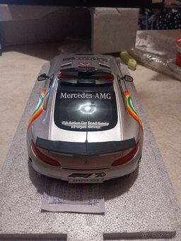 Predám Mercedes AMG GTR 1:18 - 5