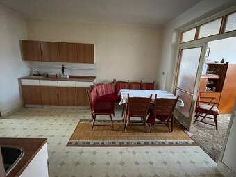 Rodinný dom v obci Banka pri Piešťanoch so záhradou - 5