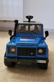 Bruder policajny jeep Land Rover s postavickou - 5