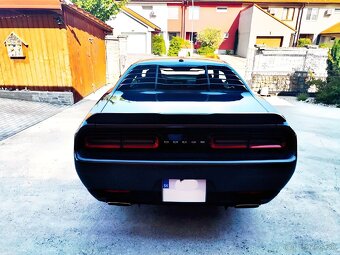 Dodge Challenger 5.7 HEMI V8 - 5