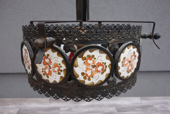 Luster s porcelánovými plaketami . - 5