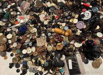 Množstvo gombíkov 5kgcca - 5