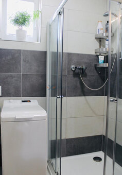 Prenájom - slnečný 2-izbový byt s veľkou terasou a záhradou - 5