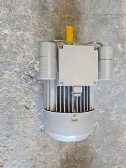 Predám nový jednofázový el.motor 3kW 2900ot 230V - 5
