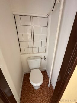 Ponúkam na predaj 2 izbový byt v centre mesta na 3.poschodí - 5