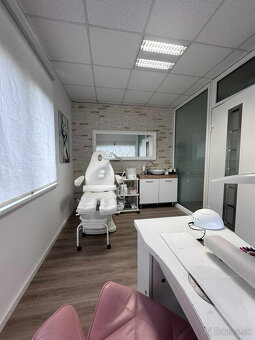 Na prenájom kompletne zariadený a funkčný salón manikúry a p - 5