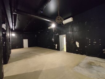 Obchodný priestor s výkladmi, vysokými stropmi a parkovaním, - 5