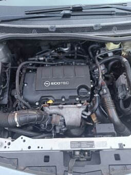 Predám Opel Astra J 1,4T Edícia šport - 5