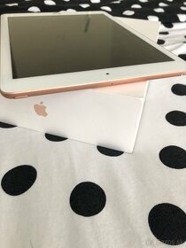 Apple iPad v top stave - 5