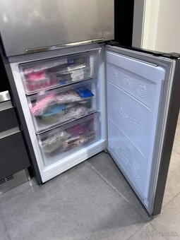 Predám chladničku s mrazničkou SAMSUNG model RB31FERNBSA - 5