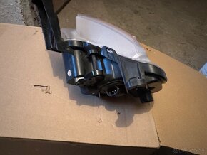 Predám Ľ. Hmlovku na kiu ceed 3 gen nepoškodené - 5