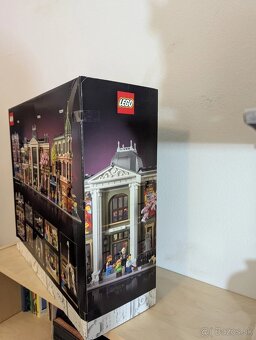 LEGO Icons 10326 - 5