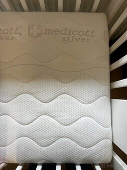 Postielka s hniezdom a kolotočom - 5