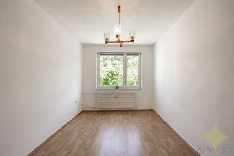 Exkluzívne na predaj priestranný čiastočne prerobený 3 izbov - 5