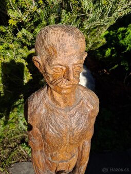 Predám starú drevorezbu signovanú JAKAROS 67 55 € - 5