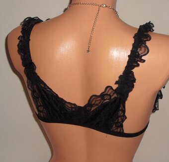 So zapinanim predu srdieckom podprsenka - 5