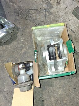 Predám brzdové strmene a platničky na ford cortina mk5 - 5