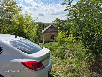 Chatka neďaleko Hrona v krásnej prírode - 5