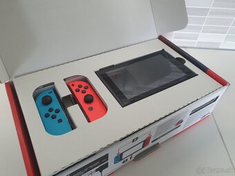Nintendo Switch Červeno-modrý s hrou Super Smash Bros. - 5